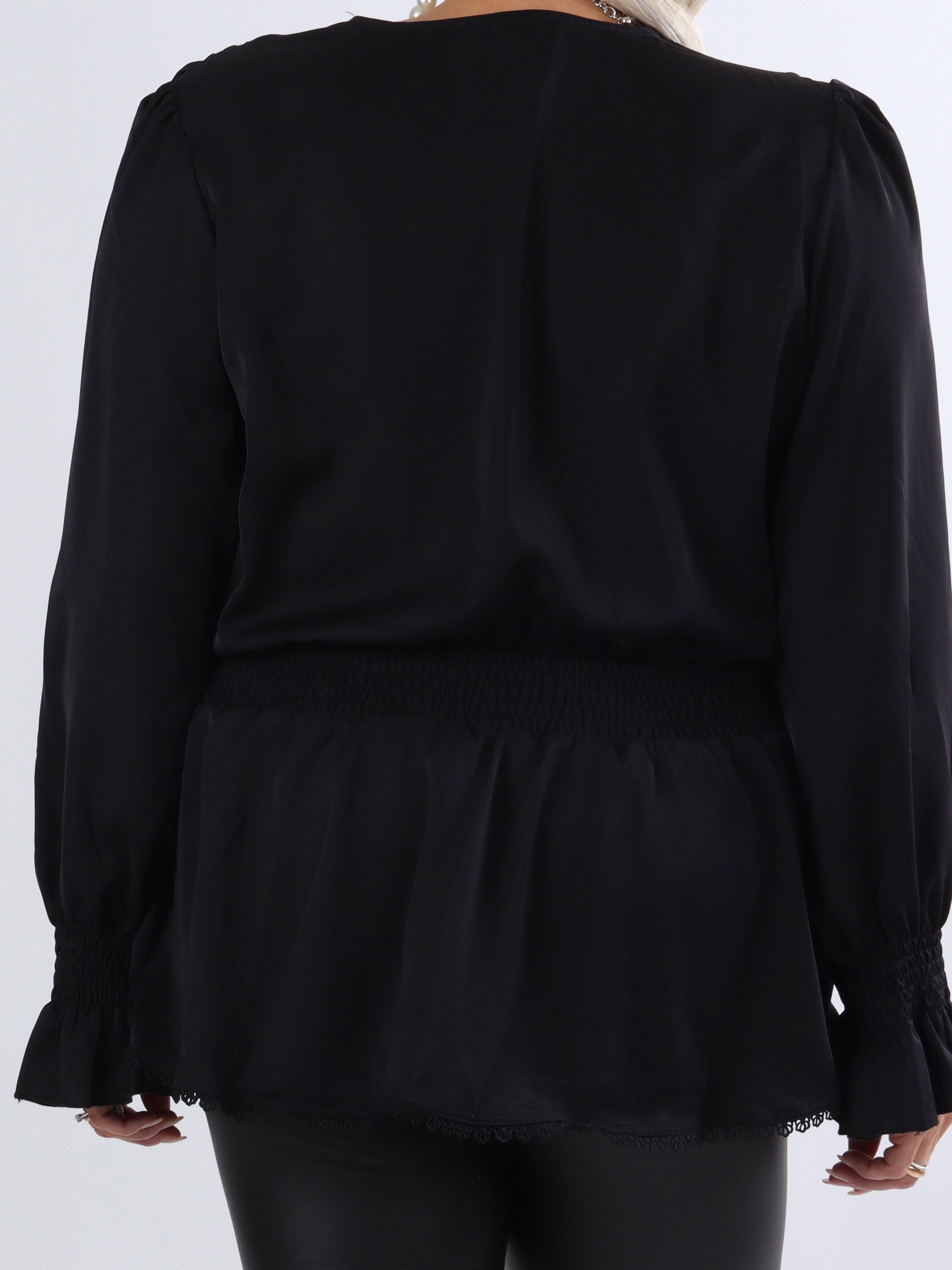 Natasha - Topp i stora storlekar med spetsdetaljer och smock - Black